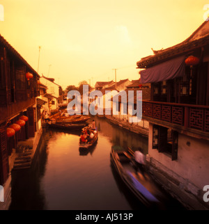 Imbarcazioni a remi su un canale di acqua di Zhouzhuang village, Jiangsu Foto Stock