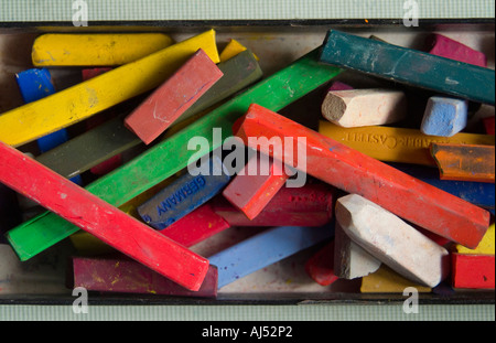 Artista s pastelli in una scatola Foto Stock