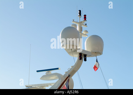 Ingranaggio di comunicazione, radome e radar su yacht Foto Stock