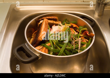 Una miscela di scarti da cucina in una pentola per il compostaggio, l'alimentazione di un allevamento di vermi o per i polli Foto Stock