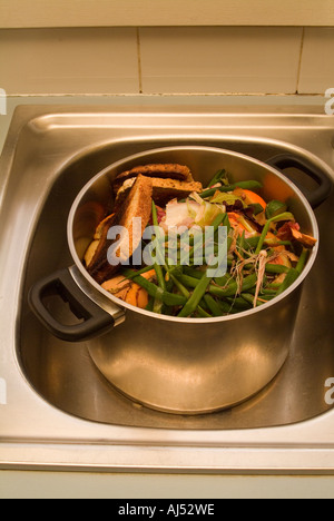 Una miscela di scarti da cucina in una pentola per il compostaggio, l'alimentazione di un allevamento di vermi o per i polli Foto Stock