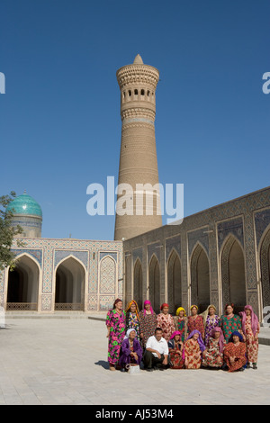 Uzbekistan Bukhara, la Moschea Kalon, ritratto, donne, tradizione, minareto, tradizionale Foto Stock