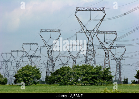 Alta tensione torri di trasmissione Foto Stock