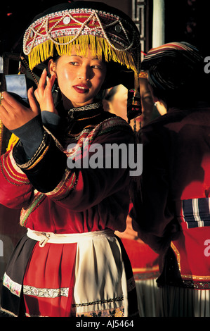 Donna che indossa il costume tradizionale, Cina Lijang Foto Stock
