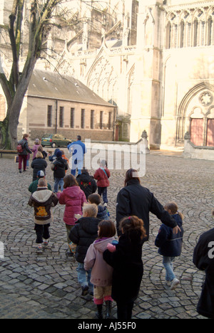 Francia Aube Troyes scolari presso la cattedrale Foto Stock