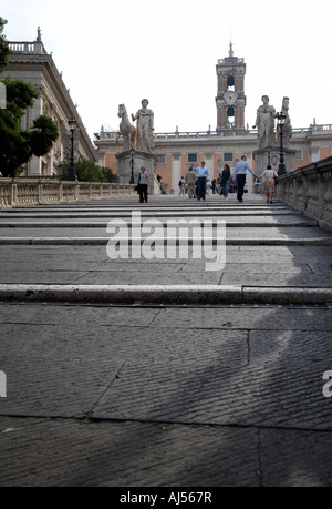 I turisti a piedi sulla cordonata passi Michelangelo progettato passi fino al Campidoglio Roma Lazio Italia Foto Stock