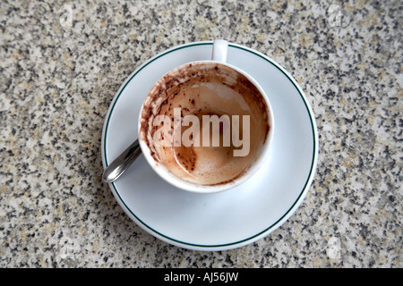 Tazza vuota di un cappuccino in un caffè strada tabella Roma Lazio Italia Foto Stock