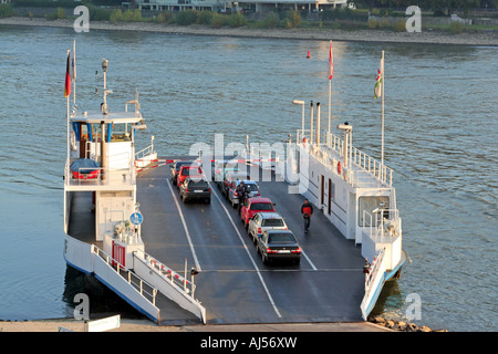 Traghetto per auto attraverso il fiume Reno a Remagen a Linz nella Renania Palatinato Germania Europa Foto Stock