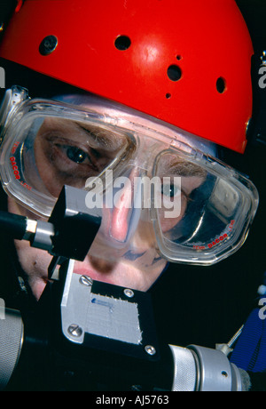 Sommozzatore utilizza heads up display su CisLunar rebreather Foto Stock