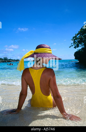 La donna in un pezzo unico costume da bagno sulla spiaggia di Grand Cayman Isole Cayman Foto Stock