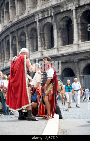 Imitazione gladiatori stand al di fuori del Colosseo per ottenere fotografie scattate con i turisti in Roma Lazio Italia Foto Stock