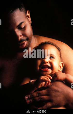 Ritratto di African American Padre abbracciando la nostra bambina Foto Stock