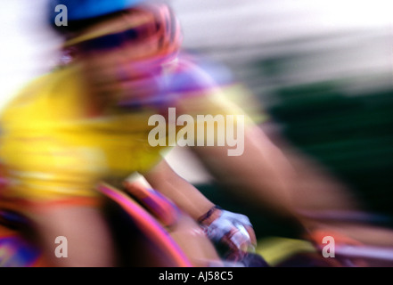 Motion Blur biker racing nella gara di strada Foto Stock