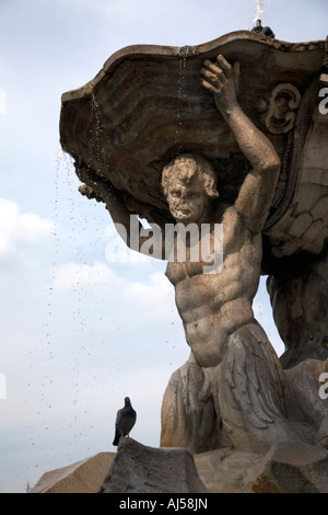 Pigeon su tritons Statua fontana in piazza Bocca della Verita roma italia Foto Stock