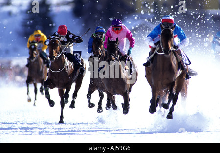 Corse di cavalli sul lago ghiacciato di St Moritz Foto Stock