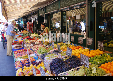 Mercato di frutta e verdura in stallo, Naschmarkt, Vienna, Wein, la Repubblica d' Austria Foto Stock