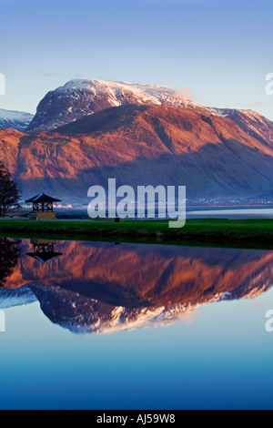 Ben Nevis su una serata inverni riflessa in Caledonian Canal a Corpach vicino a Fort William, in Scozia. Foto Stock