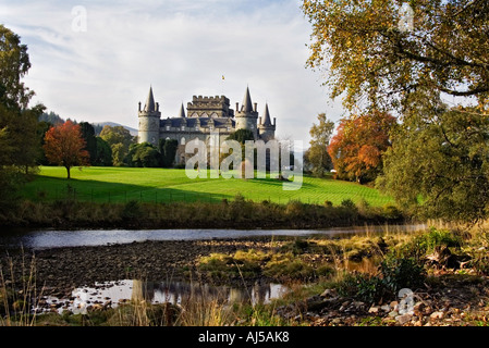 Inveraray Castle in autunno sunshine Argyll and Bute guglie coniche castelated torri Foto Stock