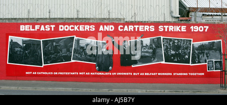 Un murale in basso a Falls Road area della parte occidentale di Belfast Irlanda del Nord Ott 19 2007. Foto Stock