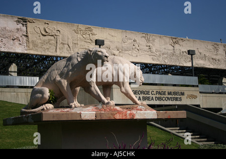 Statue di sabre tigri dente ad ingresso a George C Museo pagina tar pit scoperte Los Angeles Ottobre 2007 Foto Stock