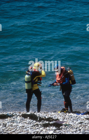 Subacquei prepararsi ad entrare nel mare Inghilterra REGNO UNITO Foto Stock