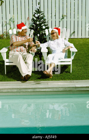 Celebrare il natale a bordo piscina Foto Stock
