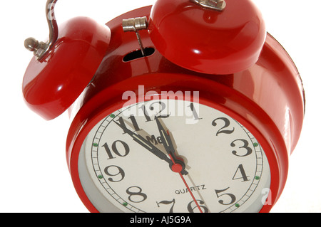 Roter Wecker fünf vor zwölf rot Uhr Uhrzeit Zeit Foto Stock