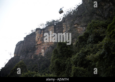 La funivia teleferica discendente da una scogliera al suolo della foresta nel Scenic World Katoomba Blue Mountains New South Wales NSW Austral Foto Stock
