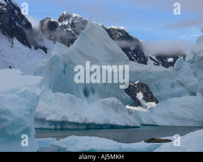 Guarnizione di Leopard tirata fuori su un iceberg nel porto di Charcot, Penisola antartica. Foto Stock