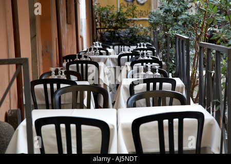 Tabelle vuote stabiliti in attesa per i clienti in Trastevere Roma Lazio Italia Foto Stock