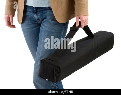 Una giovane donna porta in borsa uno stand aziendale indipendente. Foto Stock