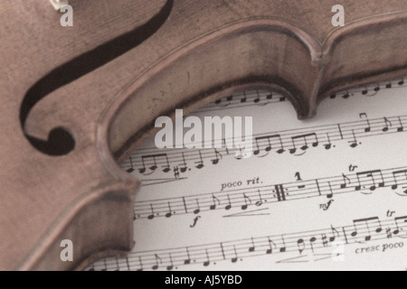 Il violino sul foglio di musica Foto Stock
