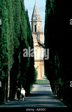 Europa Italia Toscana Montepulciano Cypress strada alberata conduce alla chiesa Foto Stock