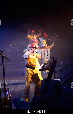 Devo si esibisce al Meltdown Festival, Royal Festival Hall, Londra, 19 giugno 2007 Foto Stock