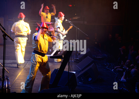 Devo si esibisce al Meltdown Festival, Royal Festival Hall, Londra, 19 giugno 2007 Foto Stock