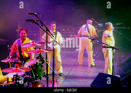 Devo si esibisce al Meltdown Festival, Royal Festival Hall, Londra, 19 giugno 2007 Foto Stock