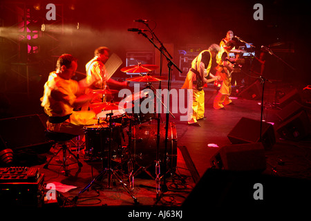 Devo si esibisce al Meltdown Festival, Royal Festival Hall, Londra, 19 giugno 2007 Foto Stock