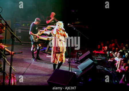 Devo si esibisce al Meltdown Festival, Royal Festival Hall, Londra, 19 giugno 2007 Foto Stock