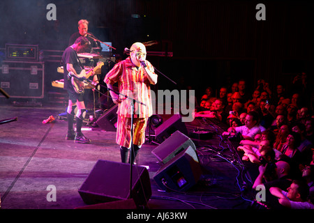 Devo si esibisce al Meltdown Festival, Royal Festival Hall, Londra, 19 giugno 2007 Foto Stock