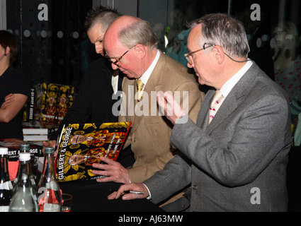 Gilbert & George libro firma, Tate Modern, Londra Foto Stock