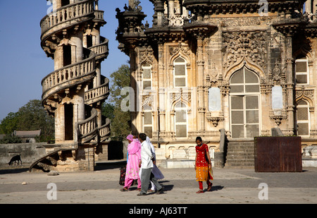 Turisti indiani che visitano Mahabat Mausoleo Maqbara con minareti con scale tortuose a Junagadh, Saurashtra, India Foto Stock