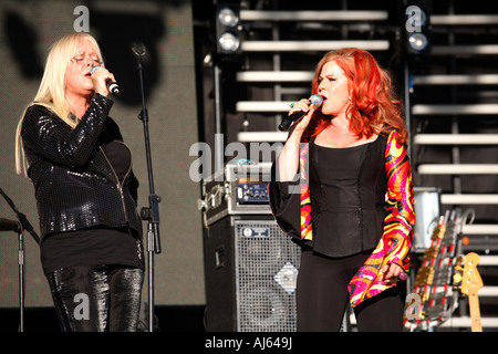 B-52's che si esibisce al Lovebox Festival, Victoria Park, Hackney, Londra, Regno Unito Foto Stock