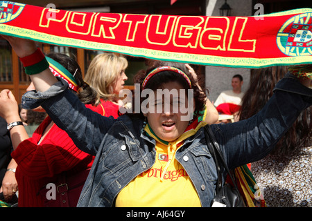 Portogallo vs Messico, 2006 Coppa del Mondo di calcio, Estrela Ristorante, South Lambeth Road, Stockwell, Londra Foto Stock