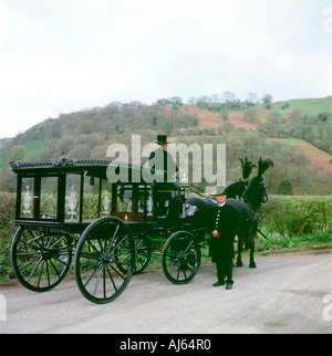 Carro trainato da cavalli, cavalli, driver e operatore con top hat al funerale di un agricoltore gallese in attesa di teca in zone rurali del Galles UK KATHY DEWITT Foto Stock