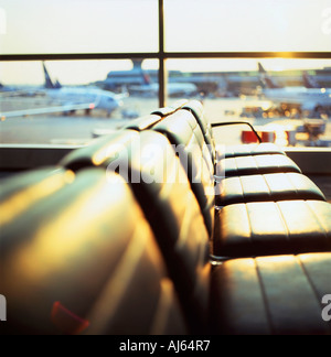 Airport lounge di partenza con vuoto posti a sedere a Lester Aeroporto Pearson di Toronto Canada KATHY DEWITT Foto Stock