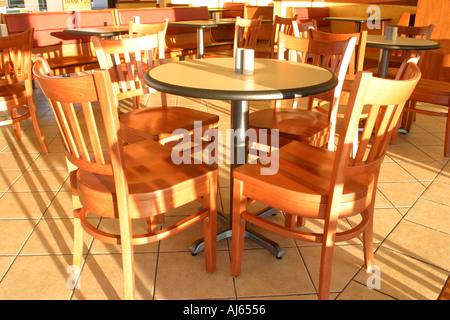 Svuotare tavolo e sedie in un ristorante Foto Stock