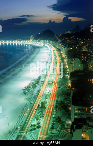 Alberghi, Appartamento edifici e riva sabbiosa lungo la spiaggia di Ipanema a Rio de Janeiro durante la notte Foto Stock