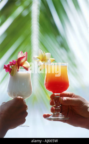 Coppia in vacanza isola la tostatura con bevande tropicali Foto Stock