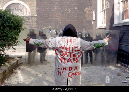 Sommossa Protester affronta la linea della città di polizia London REGNO UNITO Foto Stock