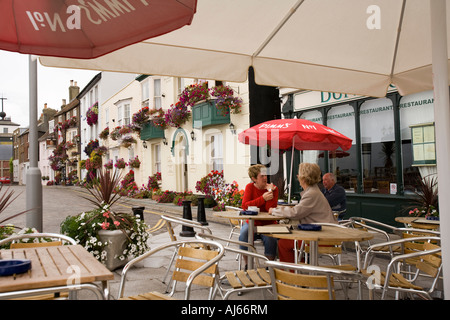 Regno Unito Kent Deal Beach Street lungomare persone sedevano fuori Dunkerleys ristorante di pesce Foto Stock